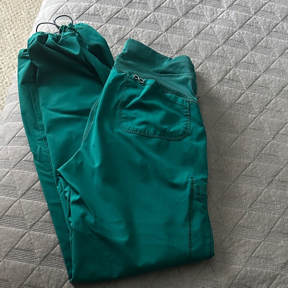 Women’s green jogger scrub pants